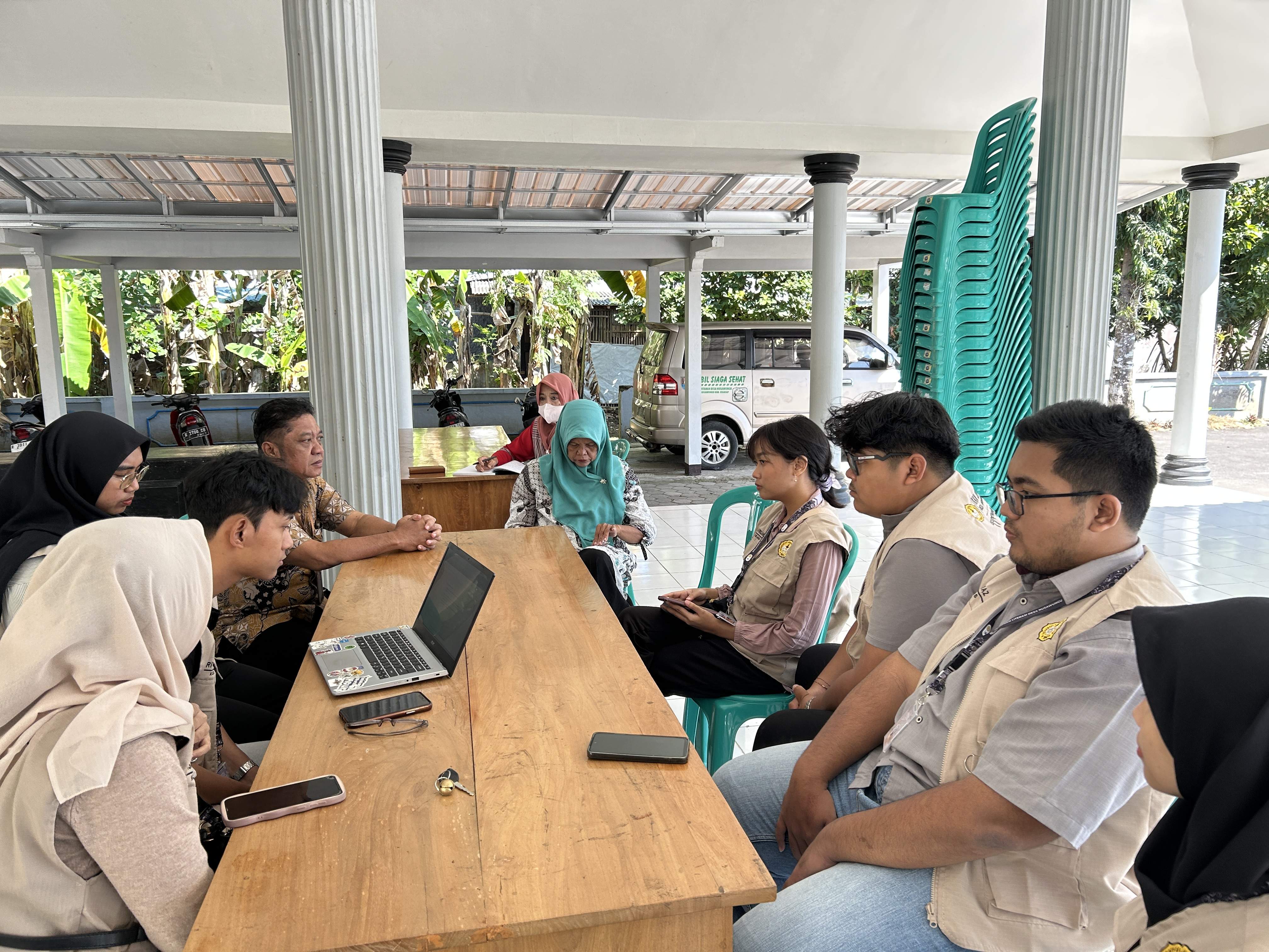 Sinergi Tingkatkan Literasi: Kolaborasi Pengurus Desa dan Mahasiswa KKN Tata Ulang Perpustakaan Nusawungu